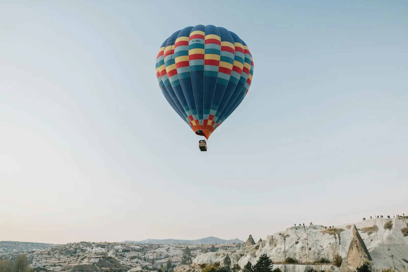 Balão sobre paisagem