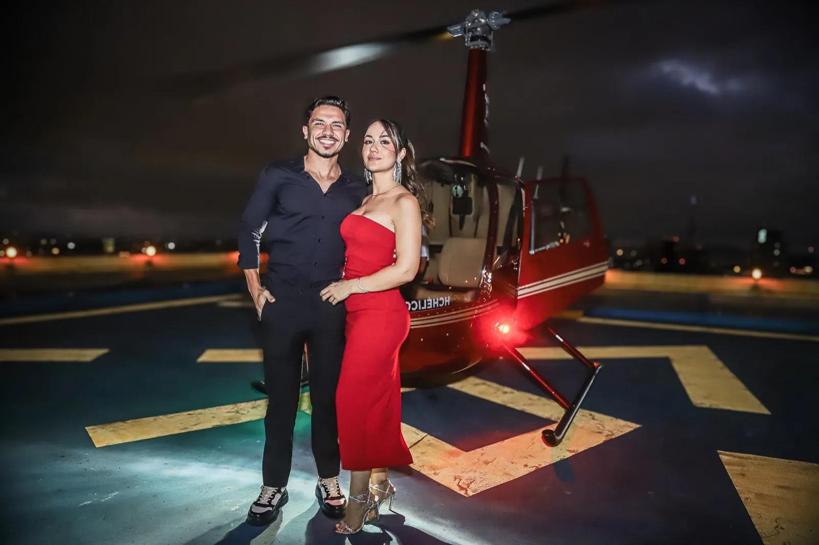 Casal e helicóptero ao pôr do sol no Terraço Itália