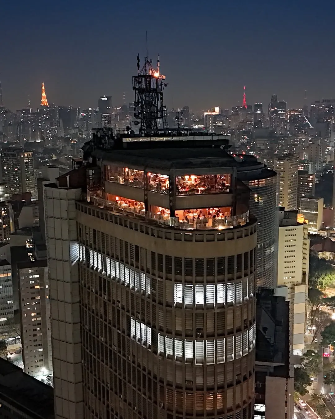 Edifício Itália iluminado à noite